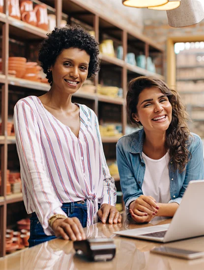 Duas mulheres mexendo no computador